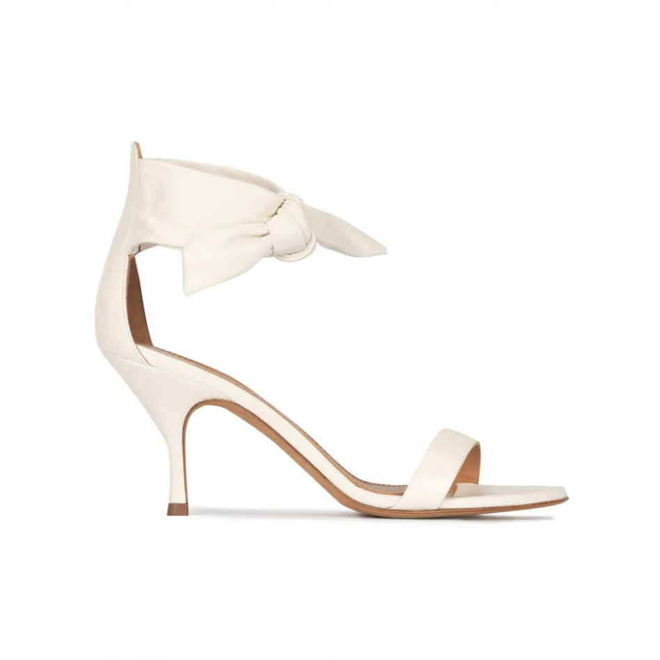 Quelea Sandales à talons moyens en cuir blanc cassé