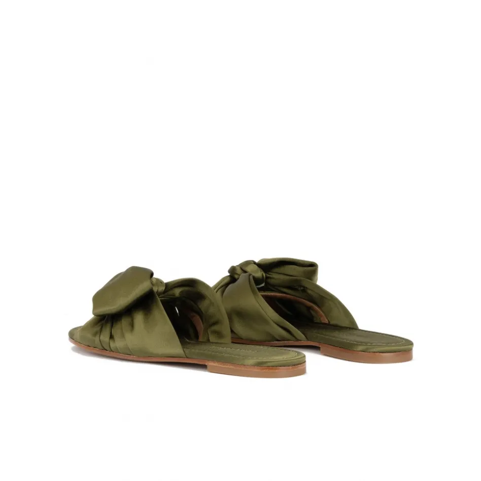 Quetty Claquettes en satin vert kaki à nœuds