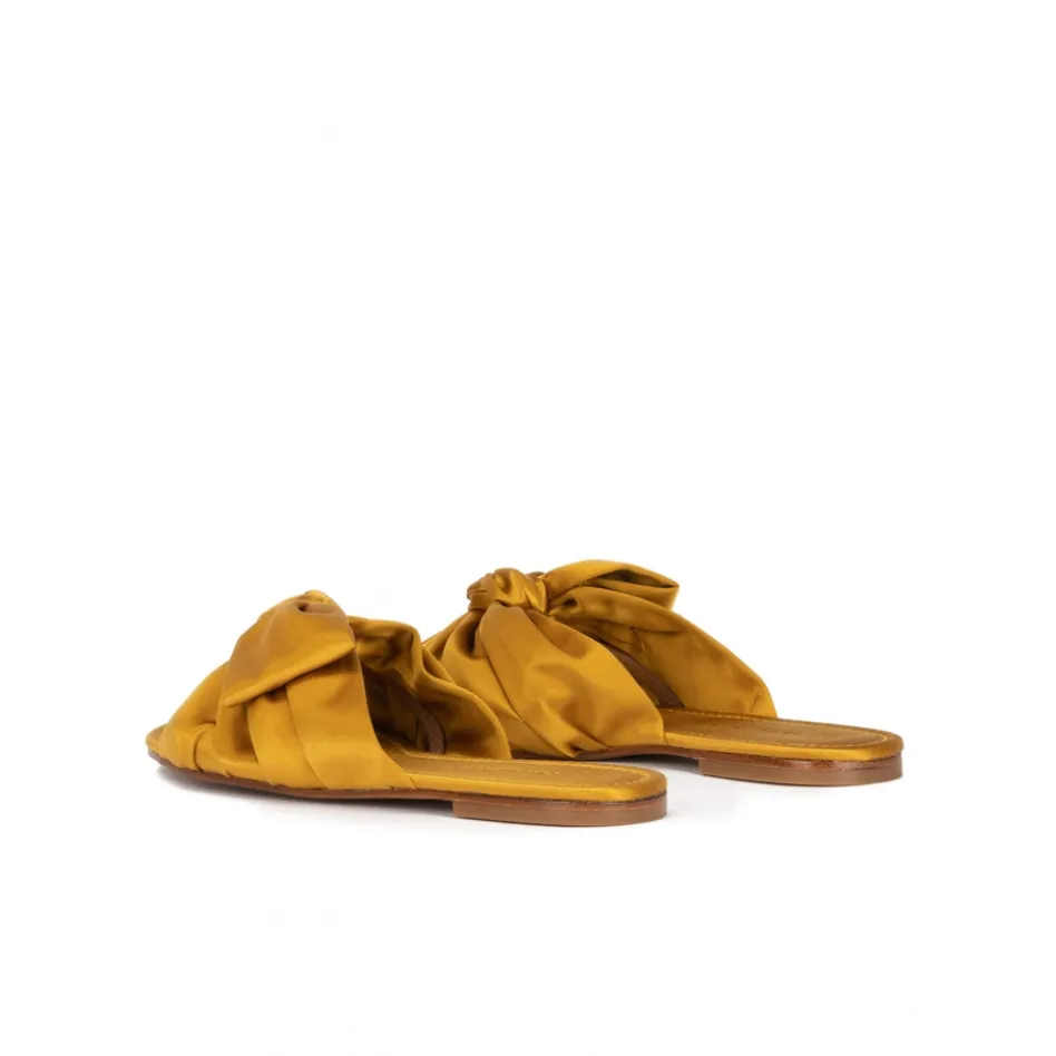 Quetty Claquettes en satin jaune moutarde à nœuds