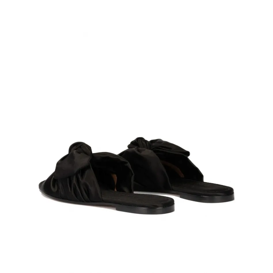 Quetty Claquettes en satin noir à nœuds