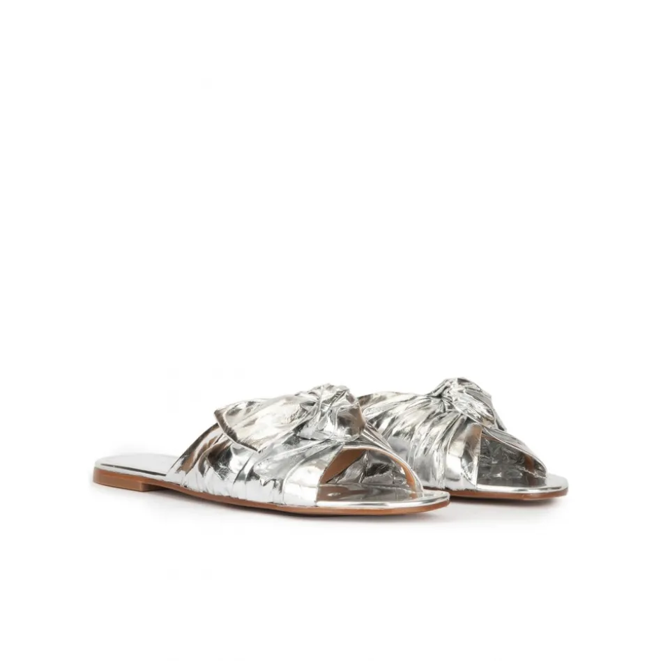 Quetty Sandalias planas con detalle de lazo en tejido plateado