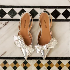 Quinette Chaussures plates à brides et à bouts pointus en cuir métallisé argenté